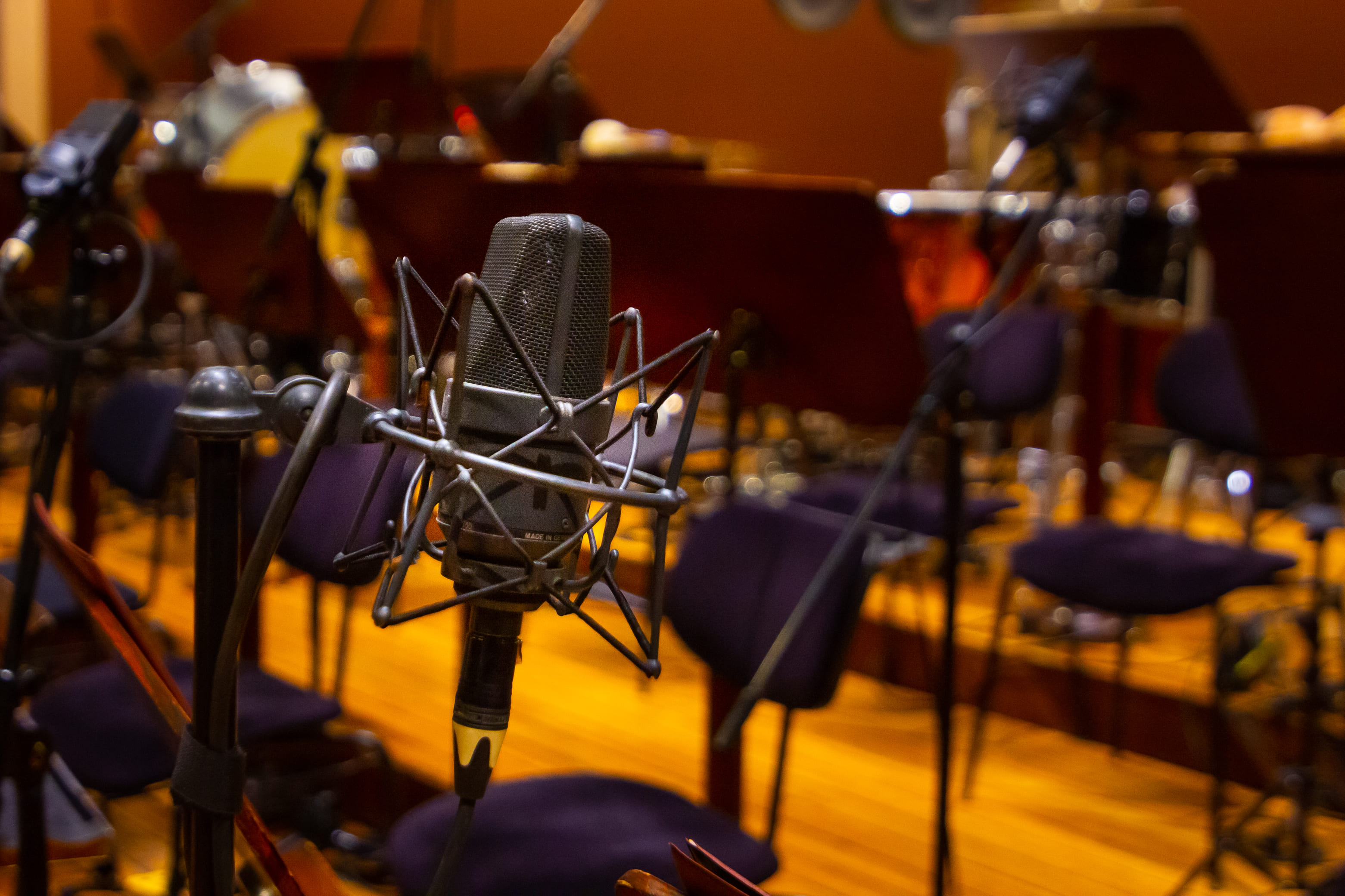 Estudio de grabación profesional en Madrid con músicos clásicos y equipo de alta gama, grabación de música clásica en ambiente moderno.